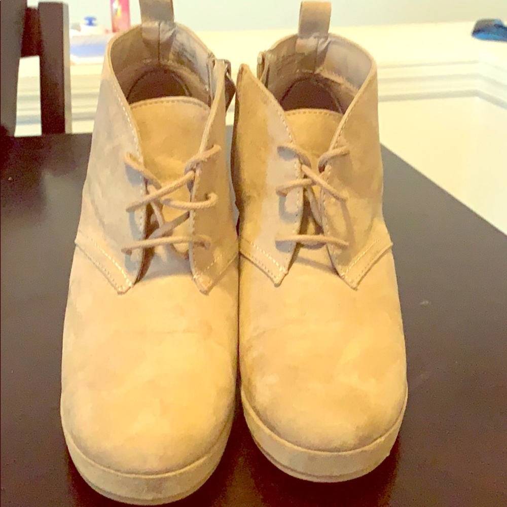 Size 8. Boot wedges.